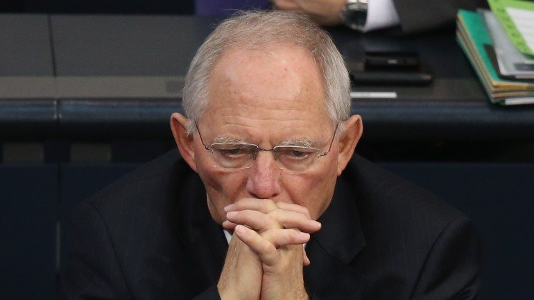 Wolfgang Schäuble desmentiu as notícias que dão conta de uma proposta da Comissão Europeia para o problema grego