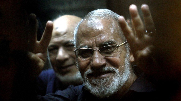 Mohamed Morsi (na foto) foi condenado a prisão perpétua pelo envolvimento na morte de manifestantes anti-Morsi em 2013