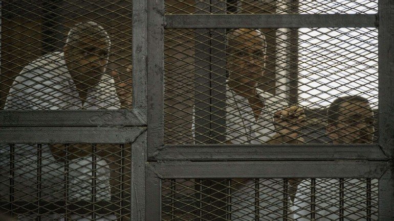 Imagem dos jornalistas detidos Mohamed Fahmy, Baher Mohamed e Peter Greste.