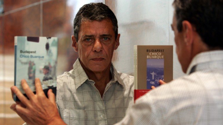 O romance de Chico Buarque chega às livrarias portuguesas na próxima segunda-feira