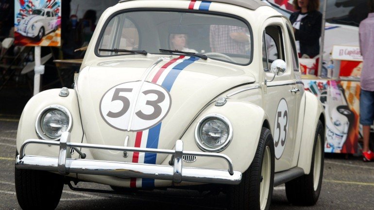 Uma réplica do Herbie, a estrela de cinema que se conduzia sozinha e tinha vontade própria