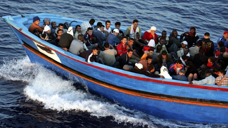 Um barco com imigrantes ao largo da ilha de Lampedusa