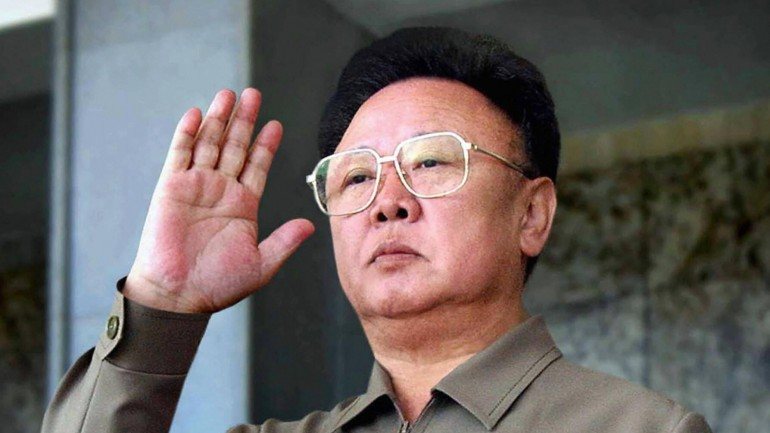 Kim Jong-il (na foto) era viciado em filmes da atriz Elizabeth Taylor e na saga de James Bond - terá sido nele que se inspirou?
