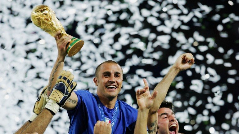 Fabio Cannavaro capitaneou a seleção italiano que, em 2006, conquistou o Mundial realizado na Alemanha. Venceu a França na final, nos penáltis