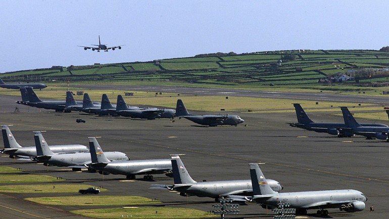 A base das Lajes recebe em média dois aviões por dia atualmente, embora no passado tenho contribuído como apoio para as grandes missões dos EUA