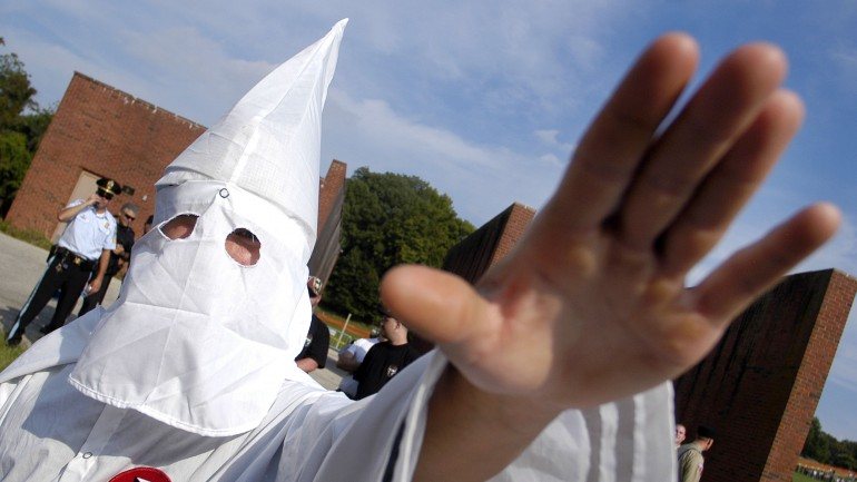 Facção do grupo extremista Ku Klux Klan critica as autoridades jurídicas do estado por avançarem com a lei.