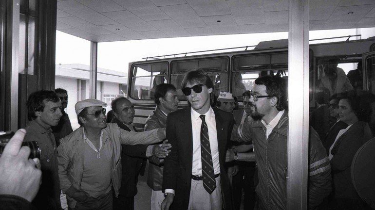 Fernando Gomes, o capitão do FC Porto, em 1984, no aeroporto da Portela, em Lisboa, antes da equipa embarcar no voo para Basileia, na Suíça, onde jogaria a final da Taça das Taças frente à Juventus
