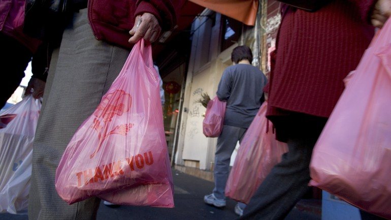Taxa sobre os sacos de plástico vai render 40 milhões de euros aos cofres do Estado