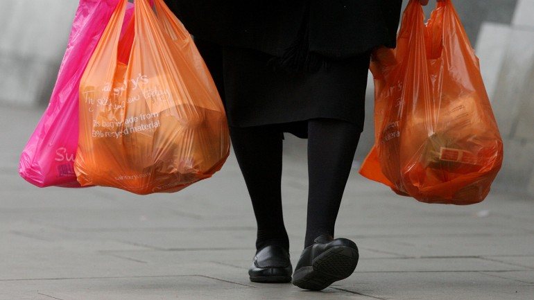 Taxa sobre os sacos plásticos entra em vigor a 15 de fevereiro, mas os hipermercados dizem estar preparados para a mudança