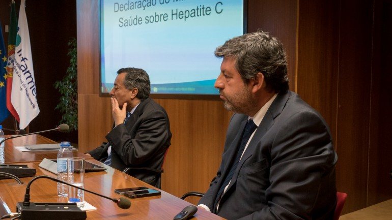 O secretário de Estado da Saúde (à esquerda), e o presidente do Infarmed (à direita) estiveram hoje reunidos com os presidentes dos hospitais que tratam doentes com hepatite C
