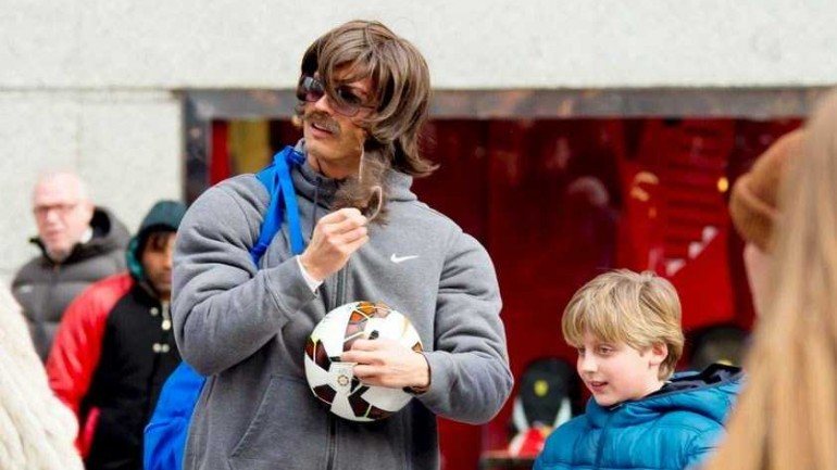 Ronaldo pôs uma peruca para jogar à bola com uma criança na rua
