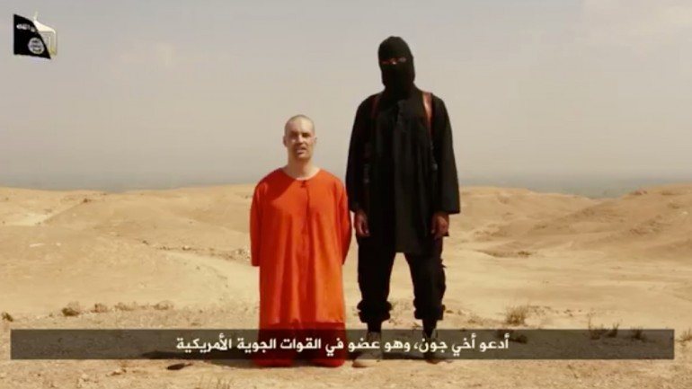 Emwazi, até aqui conhecido como Jihadi John, apareceu pela primeira vez no vídeo que, em agosto de 2014, filmou a execução de James Foley, jornalista norte-americano