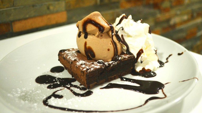 Brownie com bola de gelado de Nutella e chantili, uma das várias tentações da Nut'Chiado