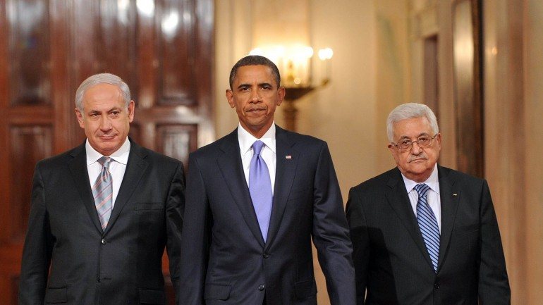 Benjamin Netanyahu, Barack Obama e Mahmud Abbas durante as conversações de paz em 2009