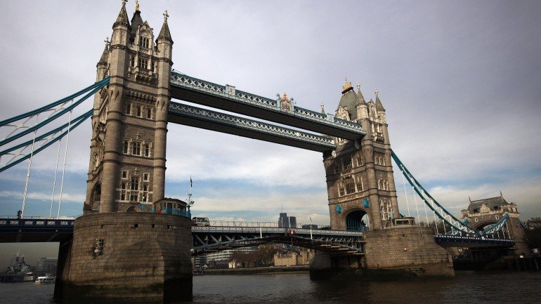 A Tower Bridge cortou a circulação por precaução.