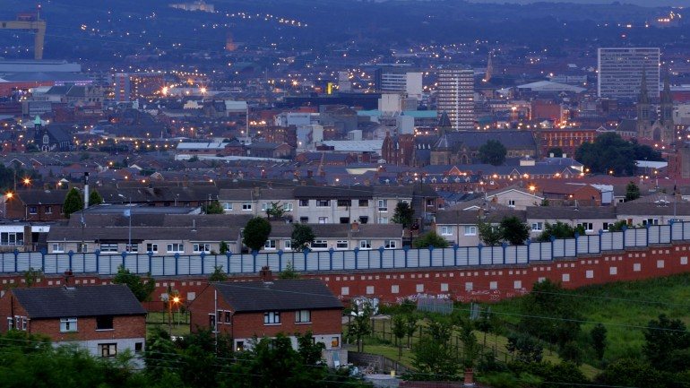 Um dos muros que separam católicos de protestantes em Belfast