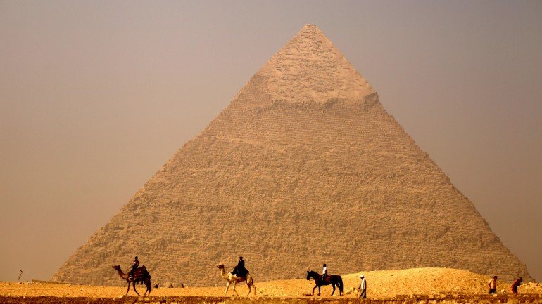 O jihadista afirma ser imperativo destruir as pirâmides do Egipto e a Esfinge.