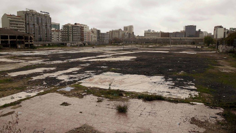 O terreno da Feira Popular está ao abandono desde 2003