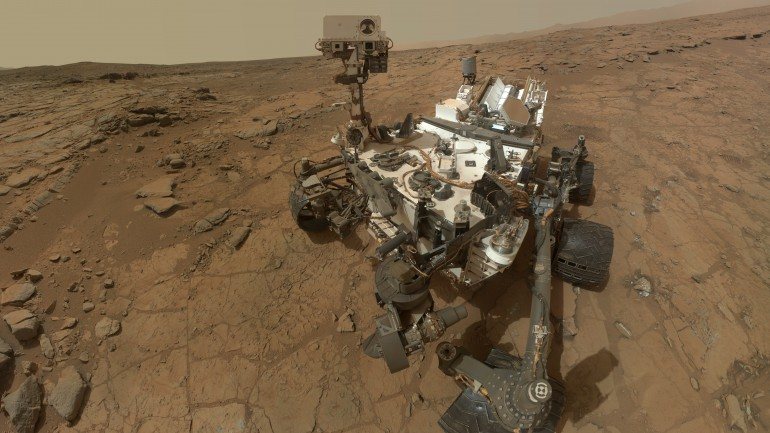 Desde a aterragem em Marte, em agosto de 2012, o Curiosity já permitiu detetar a presença de carbono, hidrogénio, oxigénio e fósforo, o que indica que o planeta poderá suportar micro-organismos