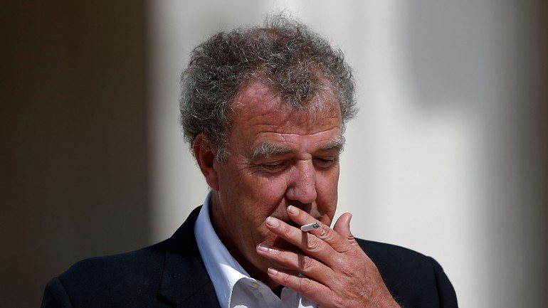 Jeremy Clarkson já disse que está &quot;a beber uma cerveja&quot; enquanto espera que &quot;a poeira assente&quot; no caso