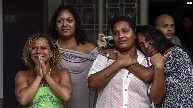 Grupo de mulheres sofre no funeral da dançarina de 25 anos Douglas Pereira, que morreu durante uma operação policial violenta. A morte de Douglas Pereira incitou muitos protestos.