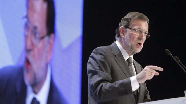 O Partido de Rajoy, o PP, segue à frente nas intenções de votos. Podemos em segundo