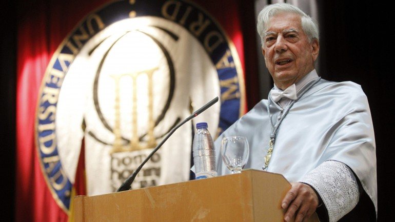 Mario Vargas Llosa entregou 2 012 dos seus livros e revistas de ciências políticas e sociais.