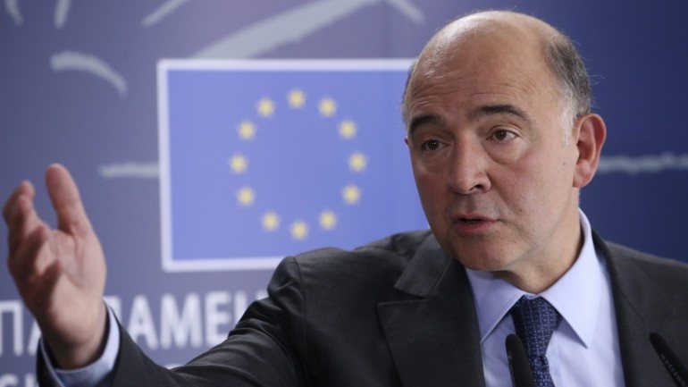 A Grécia não irá ser mantida na zona euro &quot;a qualquer preço&quot;, diz Pierre Moscovici.