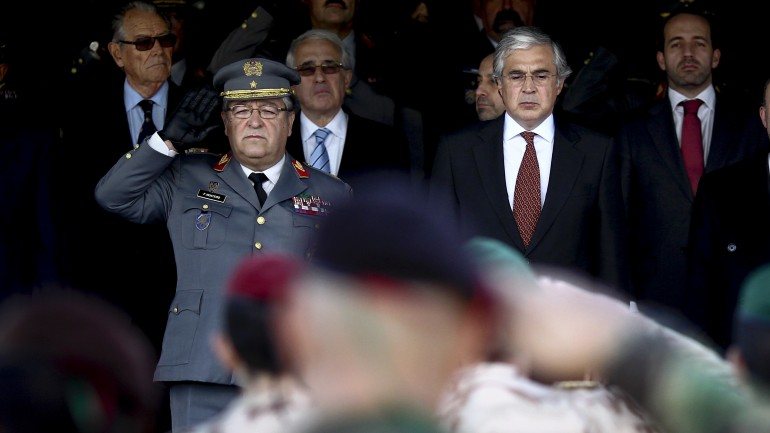 O general Pina Monteiro, à esquerda do ministro da Defesa
