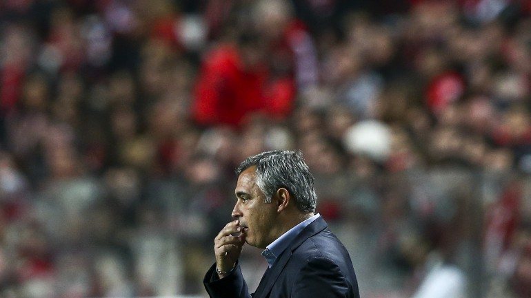 O treinador deixa o comando dos 'canarinhos' após cinco derrotas consecutivas na I Liga.