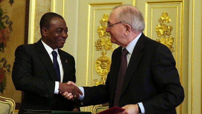 O governante costa-marfinense disse que a Costa do Marfim quer &quot;ir mais longe&quot; nas relações comerciais