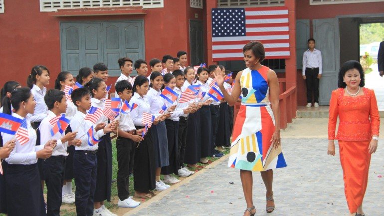 Michelle Obama é a primeira mulher de um Presidente norte-americano a visitar o Camboja