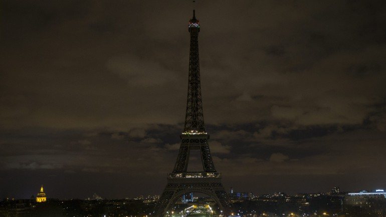 Ao todo, em Paris, cerca de 300 monumentos estiveram, a partir das 20h30 (19h30 em Lisboa), às escuras