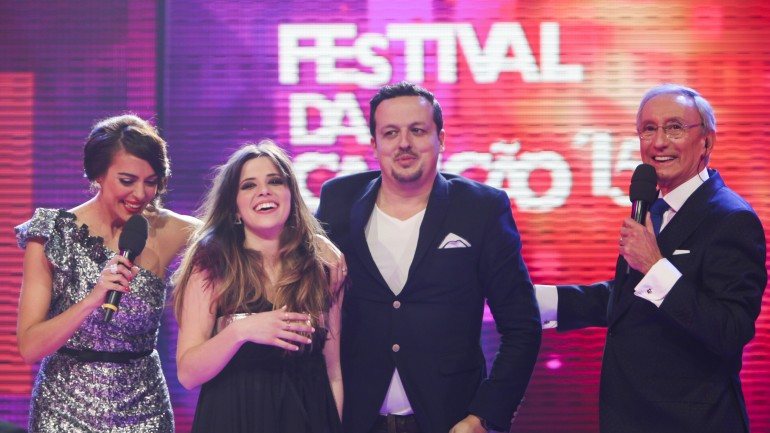 Leonor Andrade e Miguel Gameiro, com os apresentadores Catarina Furtado e Júlio Isidro