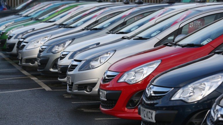 Vendas de carros subiram 32% em Portugal nos primeiros dois meses do ano, diz a ACEA.