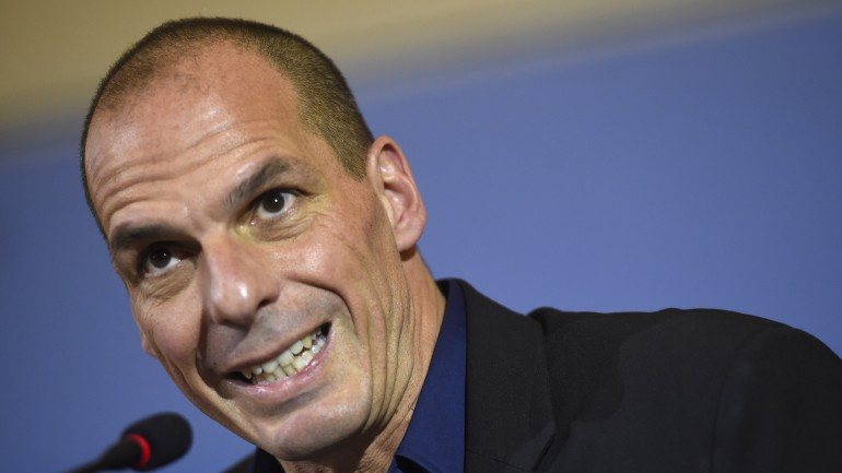 Yanis Varoufakis acusou o BCE de estar a &quot;asfixiar&quot; a Grécia.