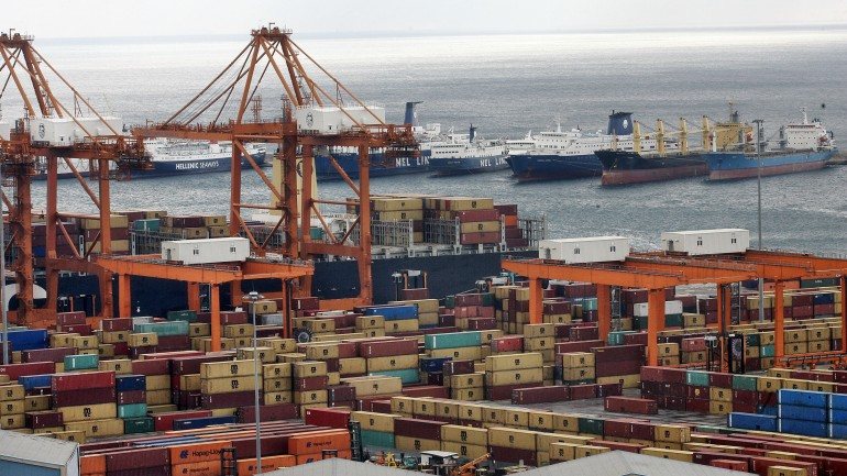 Governo grego garante privatizar o porto do Pireu