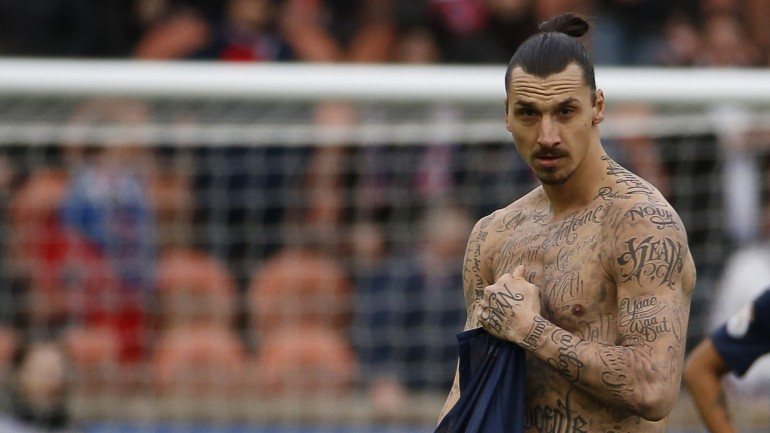 Ibrahimovic foi notícia recentemente por ter tatuado (de forma temporária) os nomes de muitas crianças no corpo