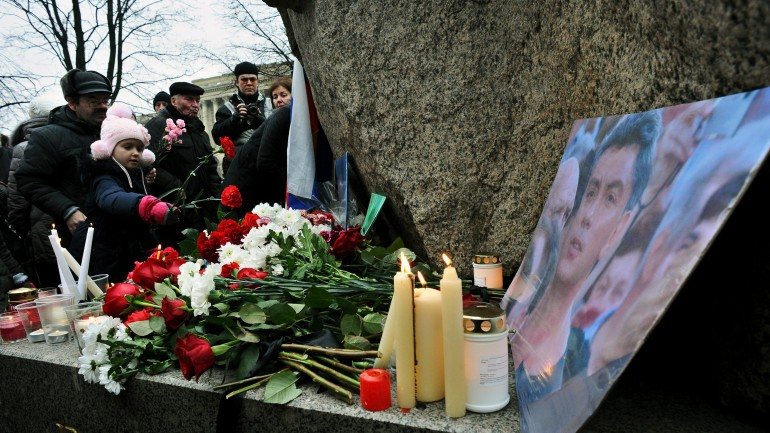 Homenagem a Boris Nemtsov junto ao monumento em honra dos prisioneiros políticos em São Petersburgo