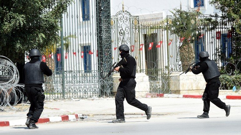 Presidente tunisino afirmou este domingo que estiveram envolvidos no ataque três atacantes. Uma ainda anda a monte