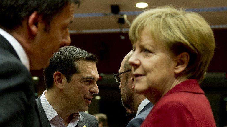Alexis Tsipras aceitou o convite de Angela Merkel para ir a Berlim na segunda-feira