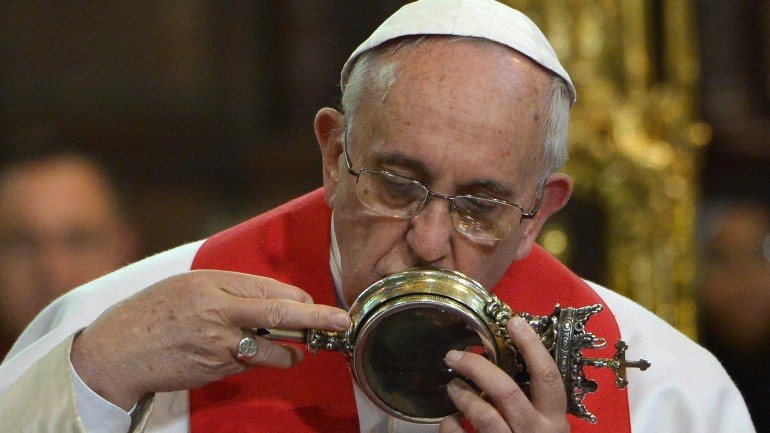 O Papa no momento do beijo à relíquia