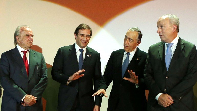 Marcelo e Santana (à direita) ao lado do primeiro-ministro e de um dos fundadores do PSD, Pinto Balsemão