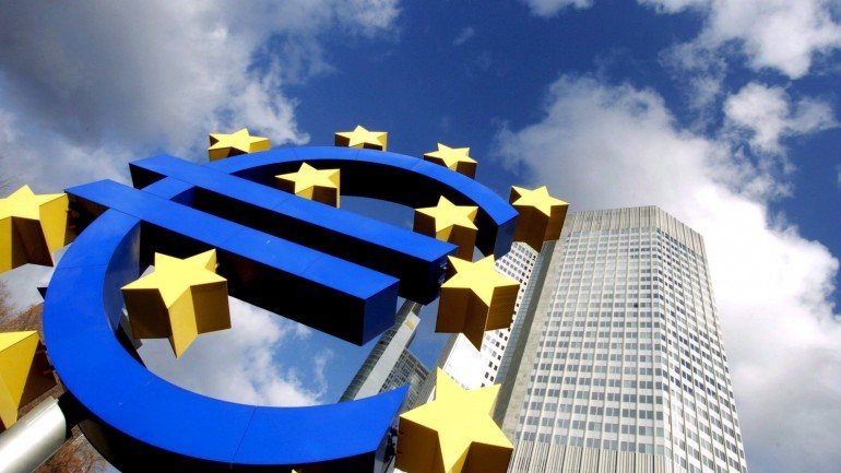 Euro sob pressão face ao dólar. Bancos de investimento admitem paridade entre as duas moedas ainda em 2015.