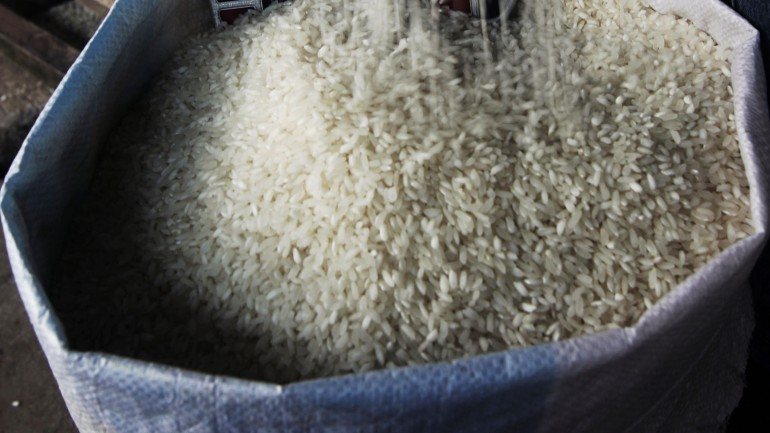 Uma taça de arroz cozido traz aproximadamente 200 calorias