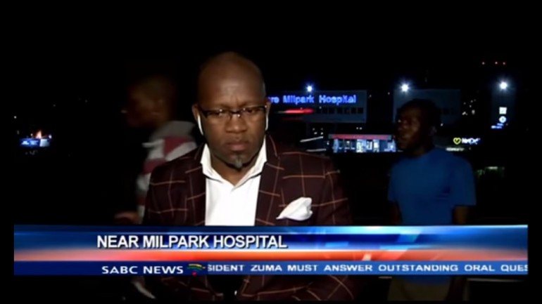 Vuyo Mvoko, jornalista da SABC News, foi assaltado quando se preparava para entrar numa emissão em direto no exterior do Hospital de Milpark, em Joanesburgo, na África do Sul