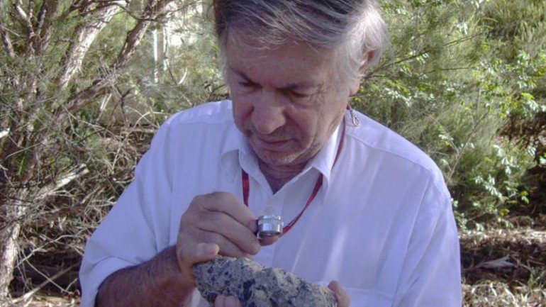 Andrew Glikson, líder da investigação, com uma rocha composta por matéria formada durante o impacto do meteorito