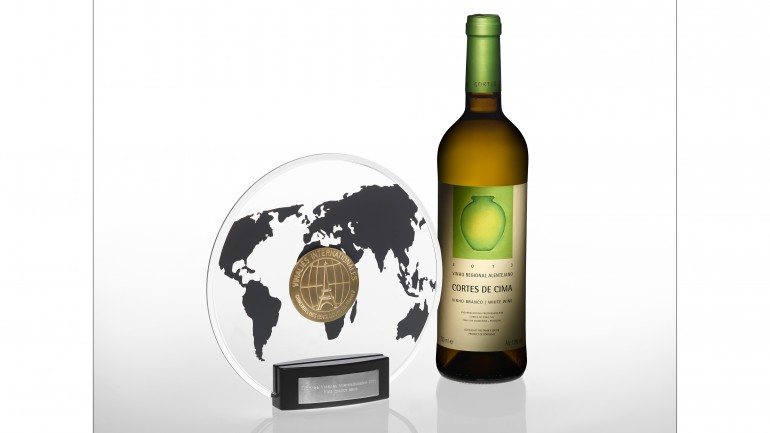 O vinho distinguido é produzido no litoral alentejano, feito com Alvarinho e Sauvignon Blanc e Viognier da Vidigueira