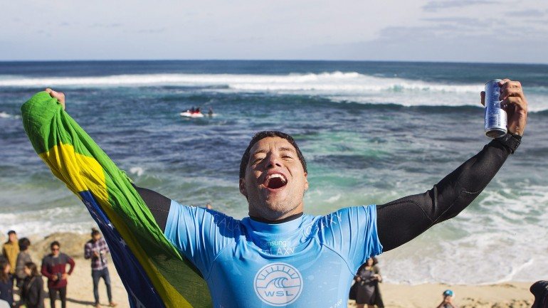 Adriano de Souza vai chegar ao Rio de Janeiro, no Brasil, onde se realiza a quarta etapa do circuito, como líder do ranking mundial de surf