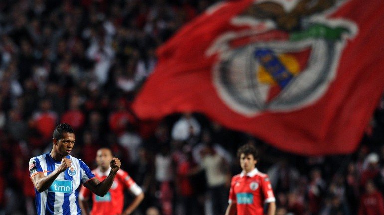 Em 2011 o Benfica não podia perder e o FC Porto, se ganhasse, fazia história. Fez mesmo: golos de Fredy Guarín e Hulk deram a vitória que permitiu aos dragões comemorarem o título no Estádio da Luz